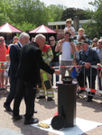 844109 Afbeelding van burgemeester Jan van Zanen en spreekstalmeester 'Brandweerman Cor' (Cor Kraaijenhagen), op het ...